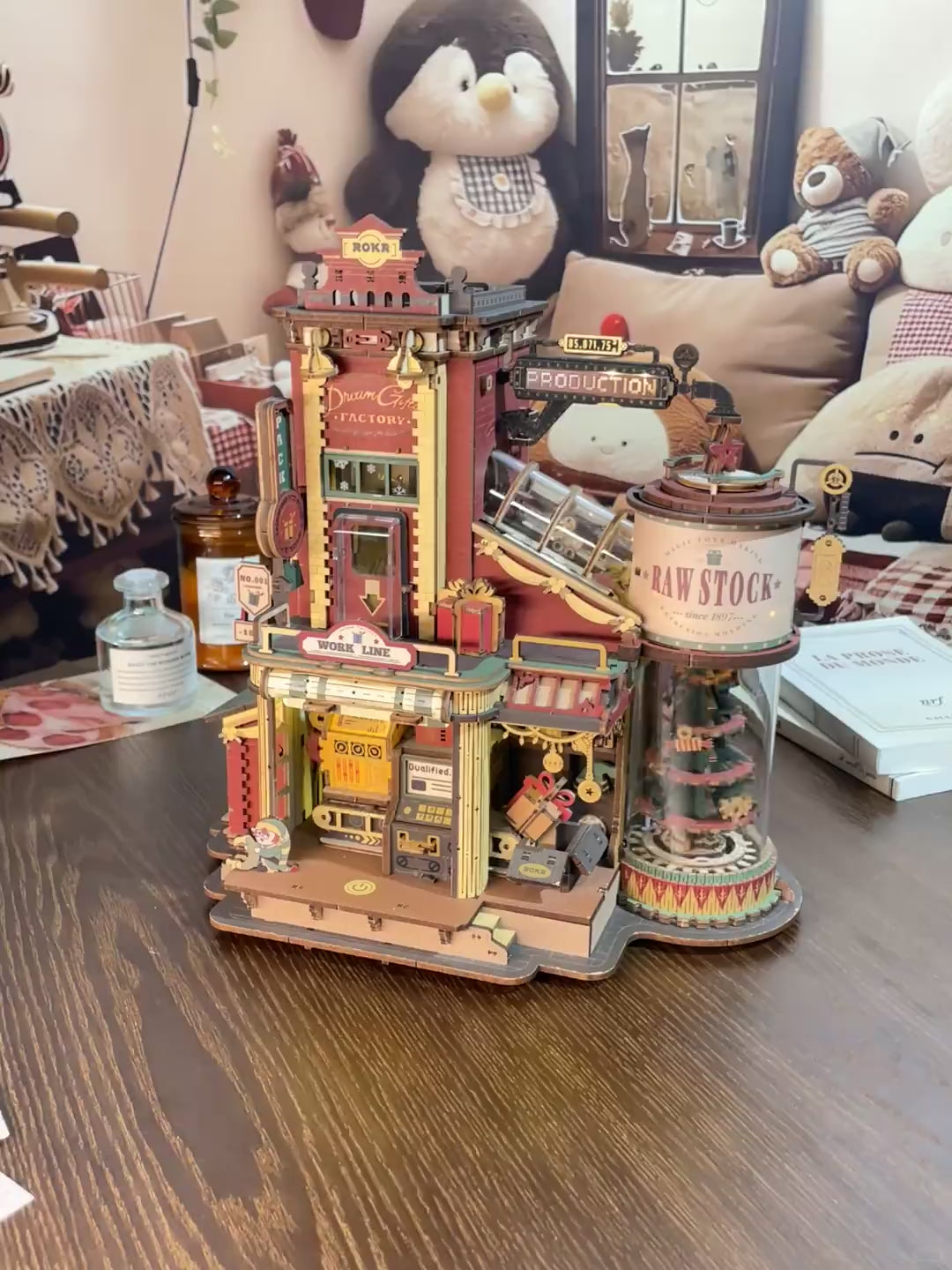 Gift Factory Wooden Mechanical Kit scene view - ninegoods